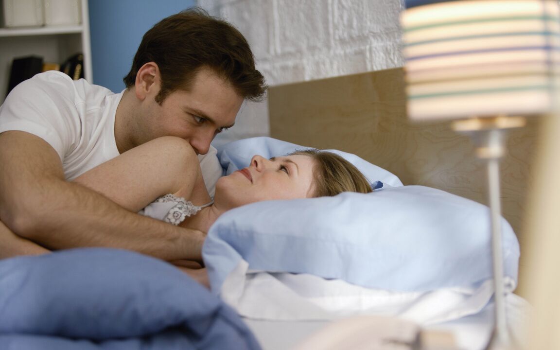 жена в леглото с мъж, който е увеличил пениса си
